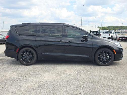 2023 Chrysler Pacifica Touring-L