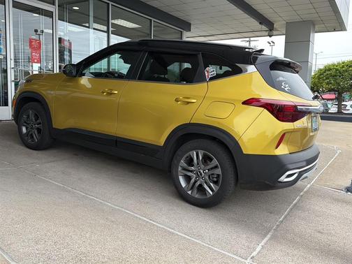 Starbright Yellow/Black Roof 2023 Kia Seltos S