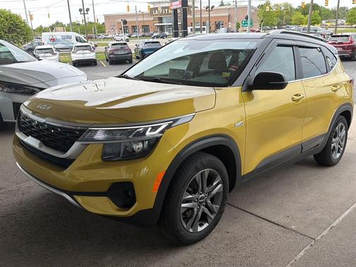 Starbright Yellow/Black Roof 2023 Kia Seltos S