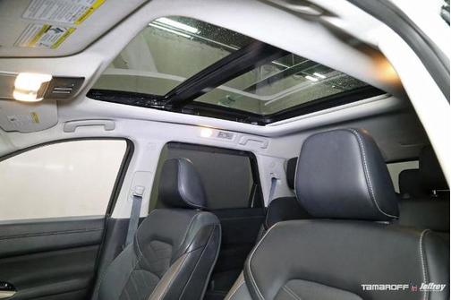 White 2023 Nissan Pathfinder Platinum
