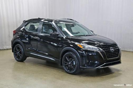 Super Black 2023 Nissan Kicks SR