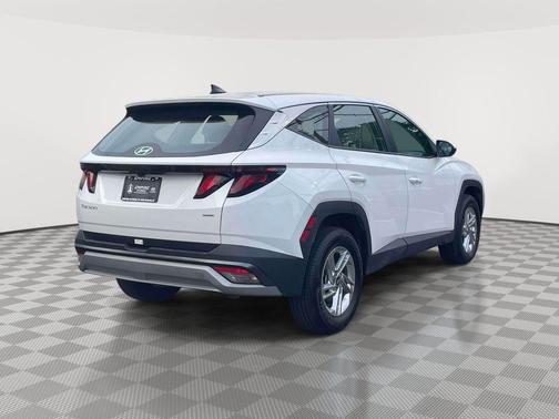 White Pearl 2025 Hyundai TUCSON SE