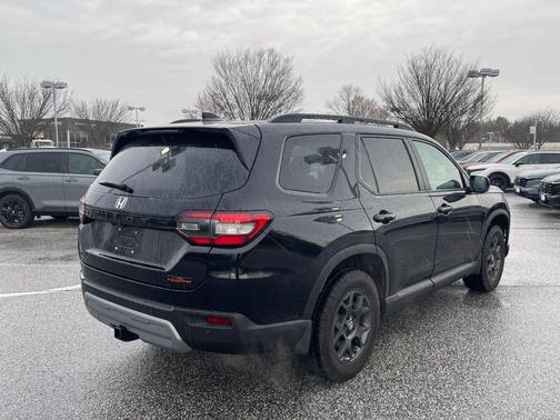 Crystal Black Pearl 2024 Honda Pilot TrailSport