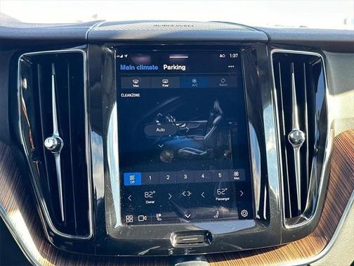 2023 Volvo XC60 B5 Plus Dark Theme