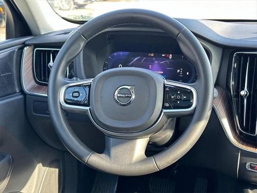 2023 Volvo XC60 B5 Plus Dark Theme