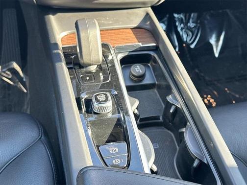 2023 Volvo XC60 B5 Plus Dark Theme