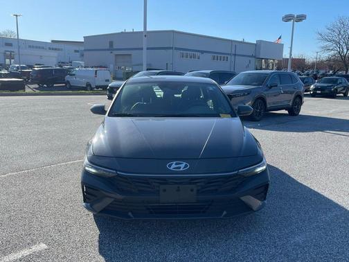 2024 Hyundai ELANTRA SE
