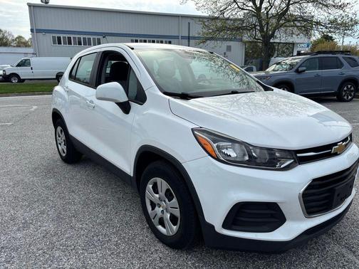 Summit White 2018 Chevrolet Trax LS