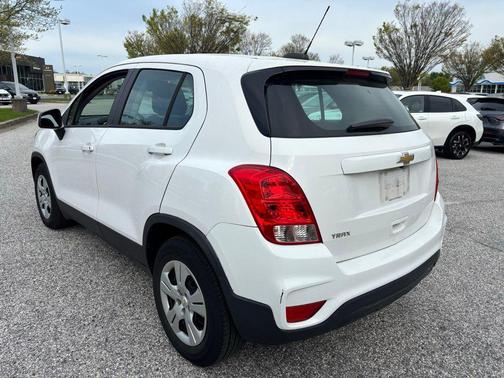 Summit White 2018 Chevrolet Trax LS