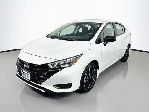 Aspen White Tricoat 2025 Nissan Versa 1.6 S
