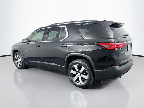 Mosaic Black Metallic 2022 Chevrolet Traverse LT Leather