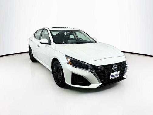 Pearl White Tricoat 2025 Nissan Altima 2.5 SV