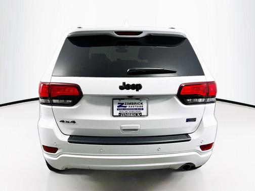 Bright White Clearcoat 2022 Jeep Grand Cherokee Laredo