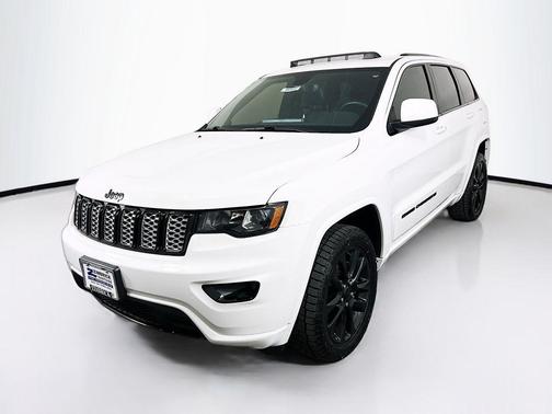 Bright White Clearcoat 2022 Jeep Grand Cherokee Laredo