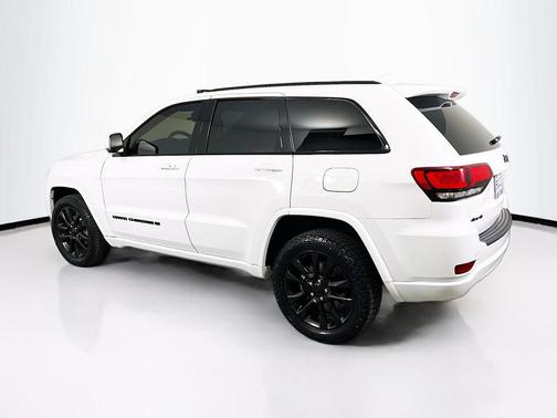 Bright White Clearcoat 2022 Jeep Grand Cherokee Laredo