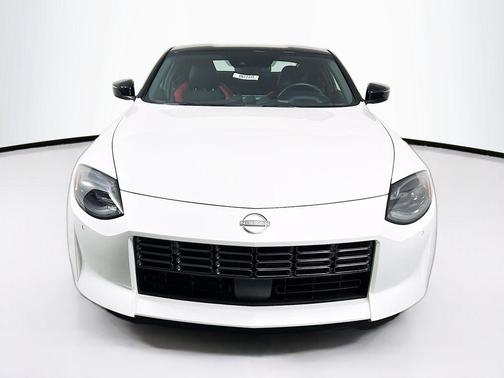 Everest White Pearl Tricoat/Super Black 2024 Nissan Z Performance Auto