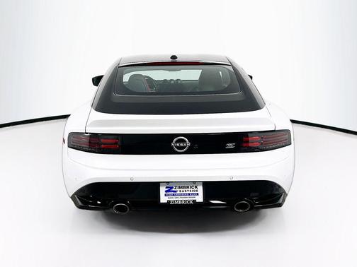 Everest White Pearl Tricoat/Super Black 2024 Nissan Z Performance Auto