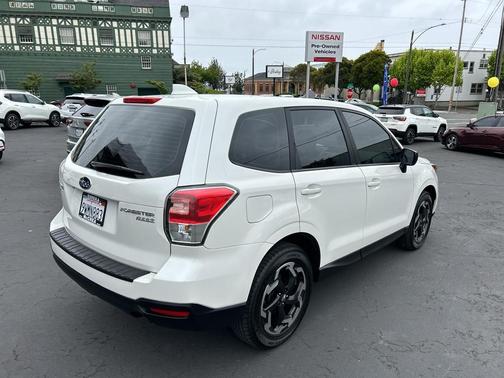 Crystal White Pearl 2017 Subaru Forester 2.5i