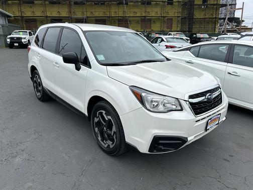 Crystal White Pearl 2017 Subaru Forester 2.5i