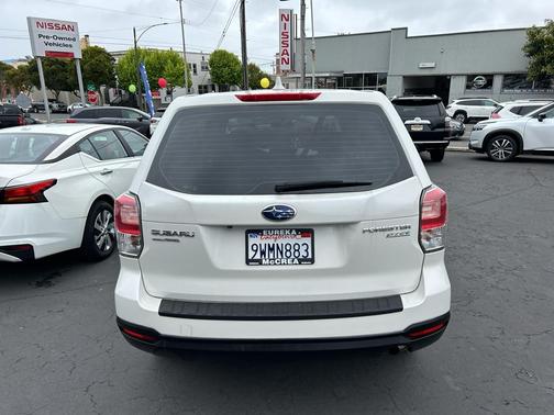 Crystal White Pearl 2017 Subaru Forester 2.5i