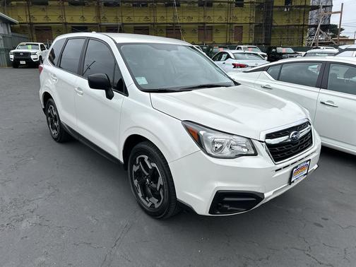 Crystal White Pearl 2017 Subaru Forester 2.5i