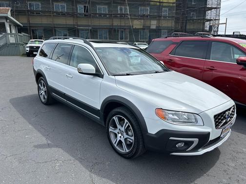 Ice White 2015 Volvo XC70 T6 Premier Plus