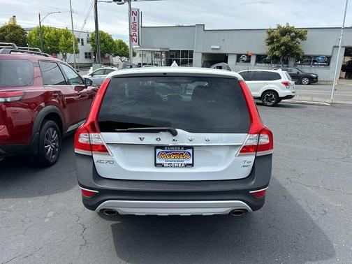 Ice White 2015 Volvo XC70 T6 Premier Plus