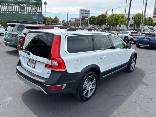 Ice White 2015 Volvo XC70 T6 Premier Plus