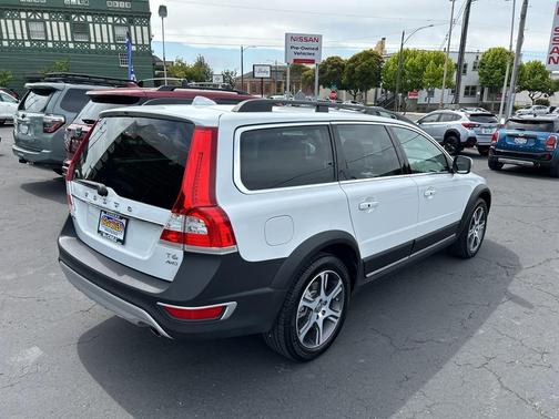 Ice White 2015 Volvo XC70 T6 Premier Plus