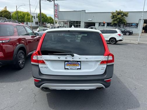 Ice White 2015 Volvo XC70 T6 Premier Plus