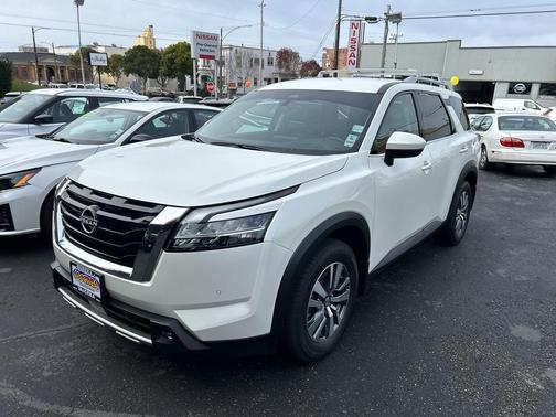 2022 Nissan Pathfinder SL