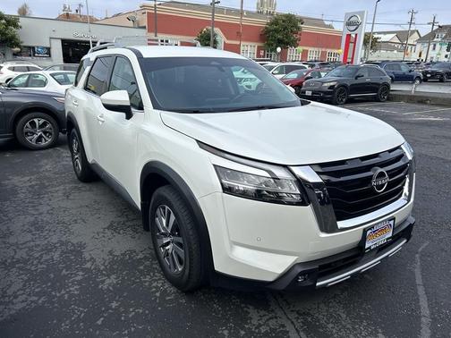 2022 Nissan Pathfinder SL