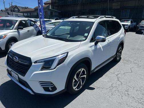 Crystal White Pearl 2023 Subaru Forester Touring