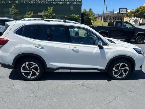 Crystal White Pearl 2023 Subaru Forester Touring