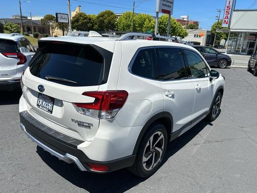 Crystal White Pearl 2023 Subaru Forester Touring