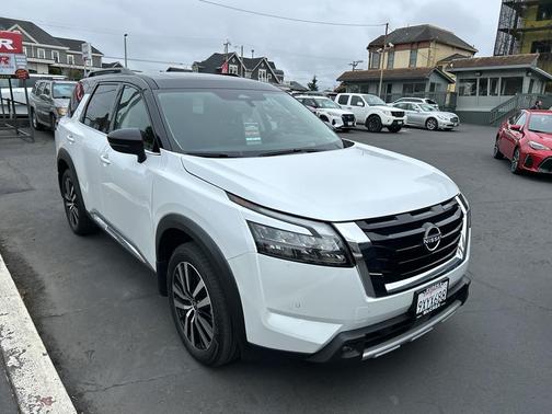 White / Black 2025 Nissan Pathfinder Platinum