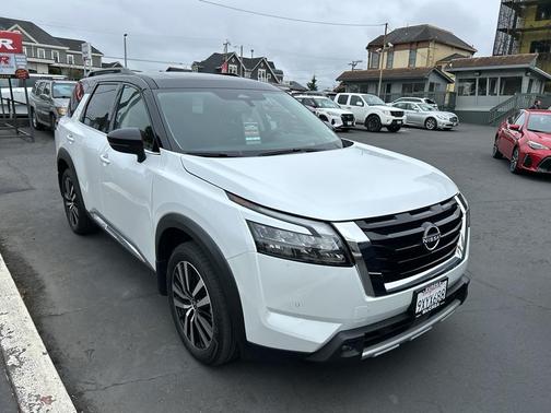 White / Black 2025 Nissan Pathfinder Platinum