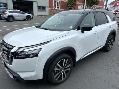 White / Black 2025 Nissan Pathfinder Platinum