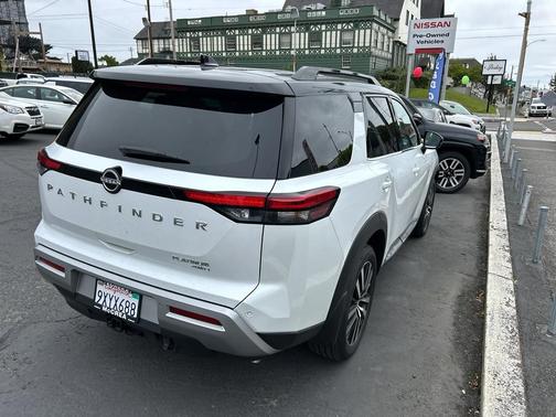 White / Black 2025 Nissan Pathfinder Platinum