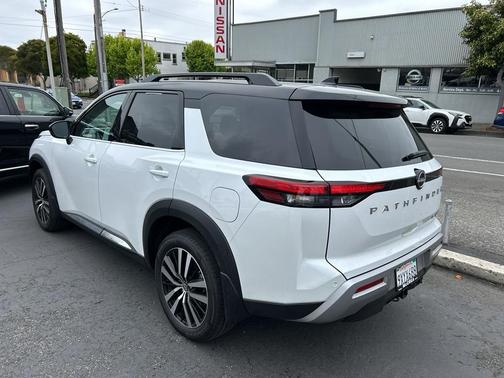 White / Black 2025 Nissan Pathfinder Platinum