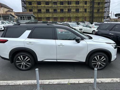 White / Black 2025 Nissan Pathfinder Platinum