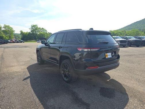 Diamond Black 2026 Jeep Grand Cherokee Laredo