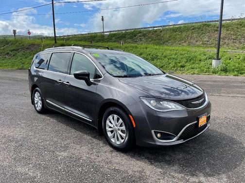Photo 3 of 28 of 2018 Chrysler Pacifica Touring-L