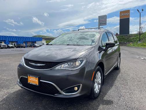Photo 1 of 28 of 2018 Chrysler Pacifica Touring-L