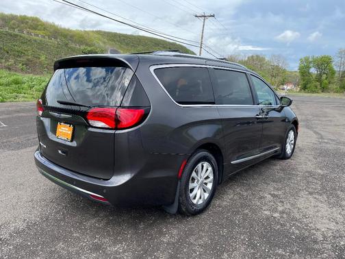 Photo 5 of 28 of 2018 Chrysler Pacifica Touring-L
