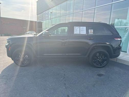 Diamond Black 2023 Jeep Grand Cherokee Altitude