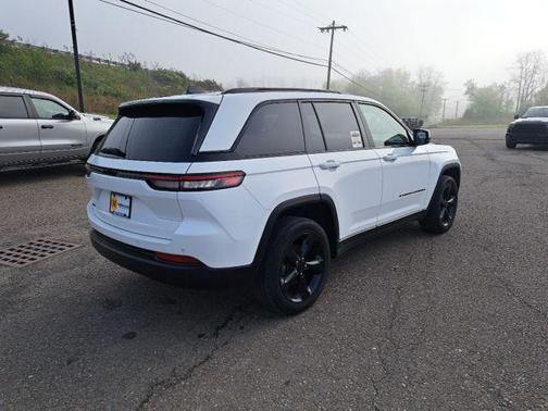 Bright White Clearcoat 2023 Jeep Grand Cherokee Altitude
