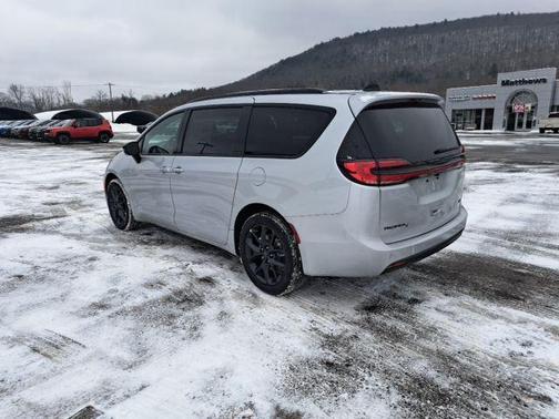 2026 Chrysler Pacifica Select AWD