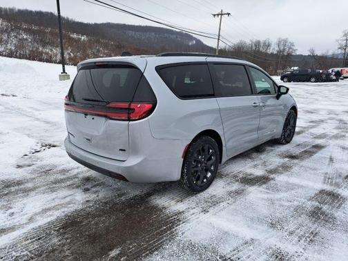 2026 Chrysler Pacifica Select AWD