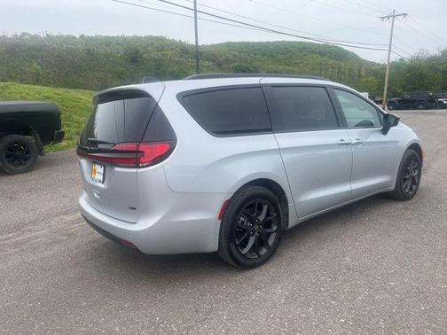Silver Mist 2026 Chrysler Pacifica Select